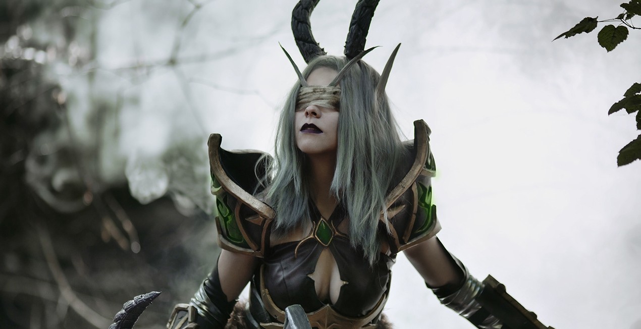 Niesamowity cosplay Łowczyni Demonów...