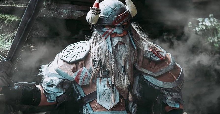 Mocarny cosplay Norda z Elder Scrolls Online