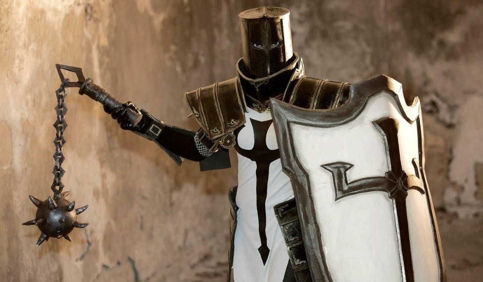 Cosplay Krzyżowca - jednej z klas postaci w Diablo Immortal