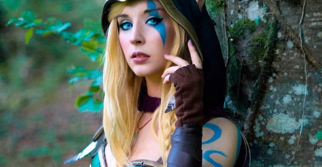 Piękna cosplayerka na pięknym cosplay'u Allerii Widrunner