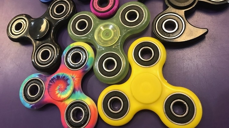 Zagrał w Overwatch za pomocą... fidget spinnerów
