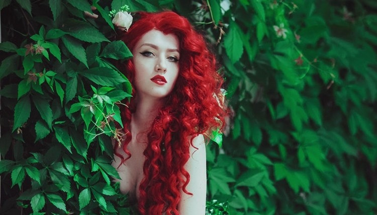 Piękniejsza strona MMORPG: czarujący cosplay Poison Ivy z DCUO