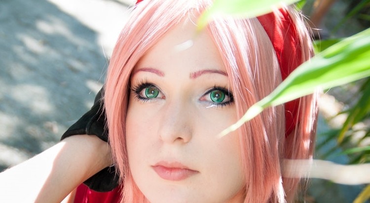 Dzisiaj bez nagości. Urokliwy cosplay Sakura Haruno z Naruto Online