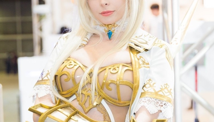 Elficki cosplay z Lineage 2 Revolution