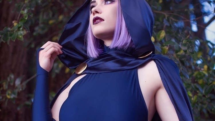 Przepiękna cosplayerka jako Raven z DC Universe Online