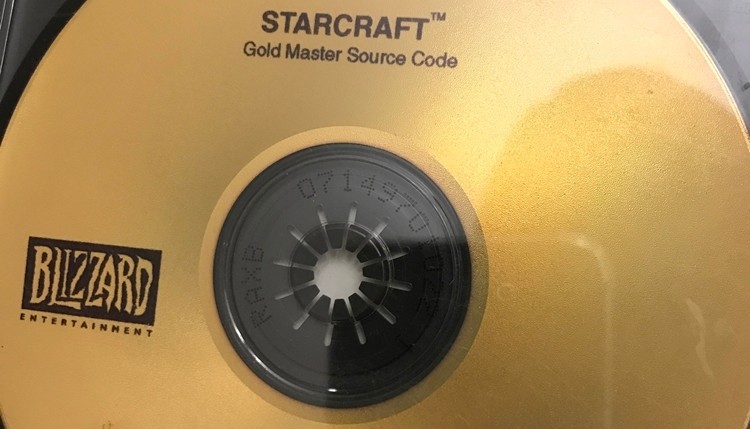 Po 19 latach odnalazł zaginioną płytkę ze StarCraftem. W zamian otrzymał od Blizzarda masę prezentów! 