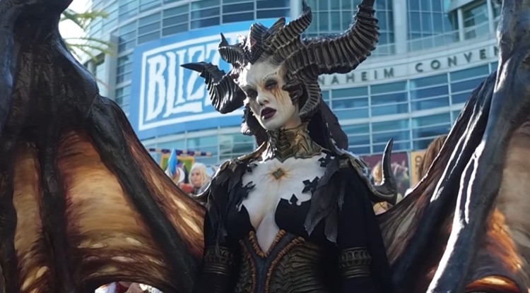 Fenomenalny cosplay Lilith z Diablo 4. Prosto z BlizzConu. 