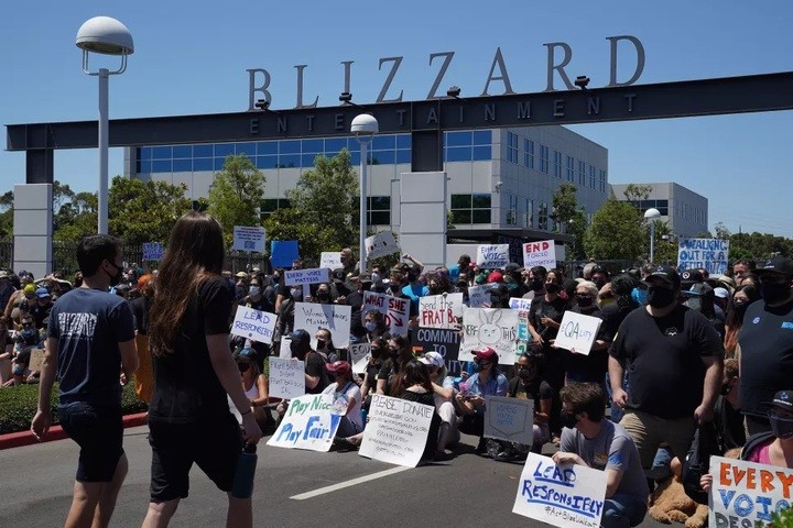Organizacje pozywające Activision Blizzard walczą między sobą