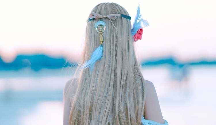 Blondwłosa piękność na uroczym cosplay'u z Lost Ark Online